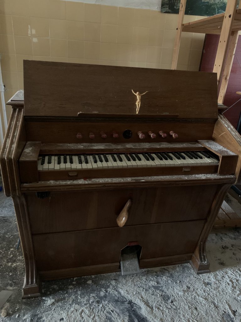 Piano abandonado