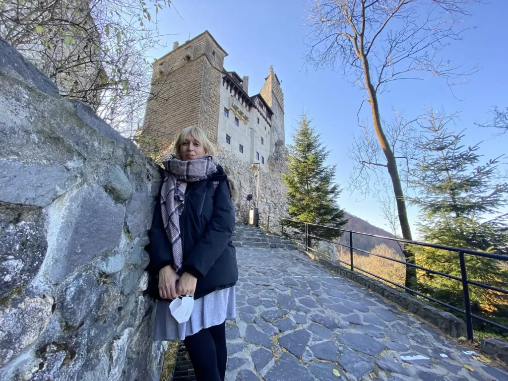 La Rubia de Two on Trip entrando al castillo