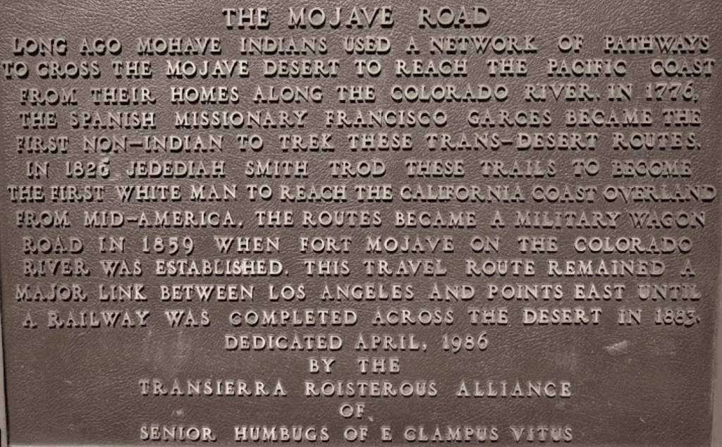 Placa conmemorativa de los caminos del desierto de Mojave