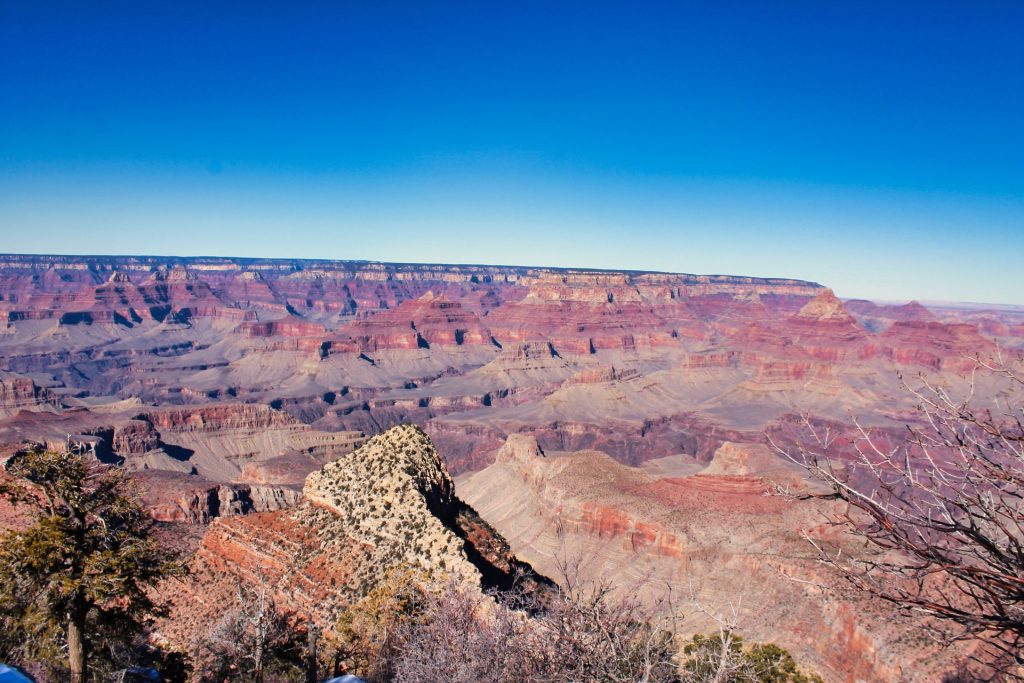 Vista panorámica del Gran Cañón con formaciones rocosas