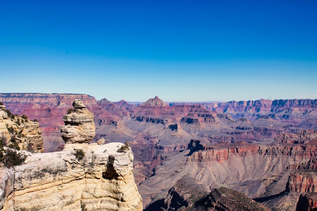 Paisaje rojizo e inmenso del Gran Cañón al atardecer