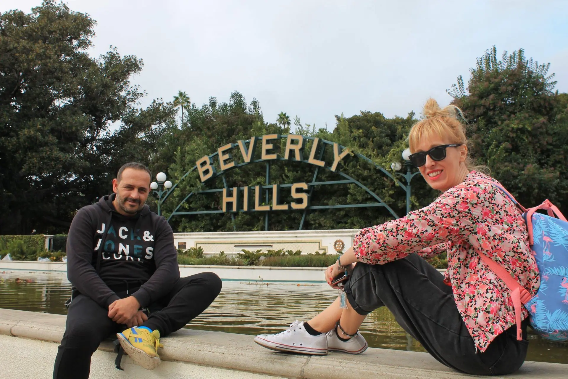 La Rubia y Miguelito posando frente al letrero de Beverly Hills en Los Ángeles