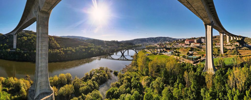 Panorámica del Duero a su paso por Peso Da Regua en nuestra ruta por la Estrad N2