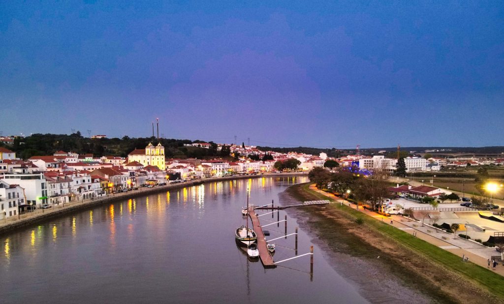 Imagen nocturna de Alcácer do Sal