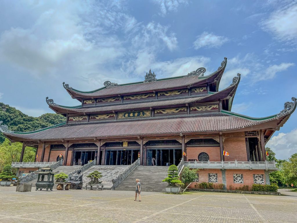 Vista de la pagoda Bai Dinh en Vietnam, rodeada de montañas y naturaleza, destacando su arquitectura budista y su majestuosidad.