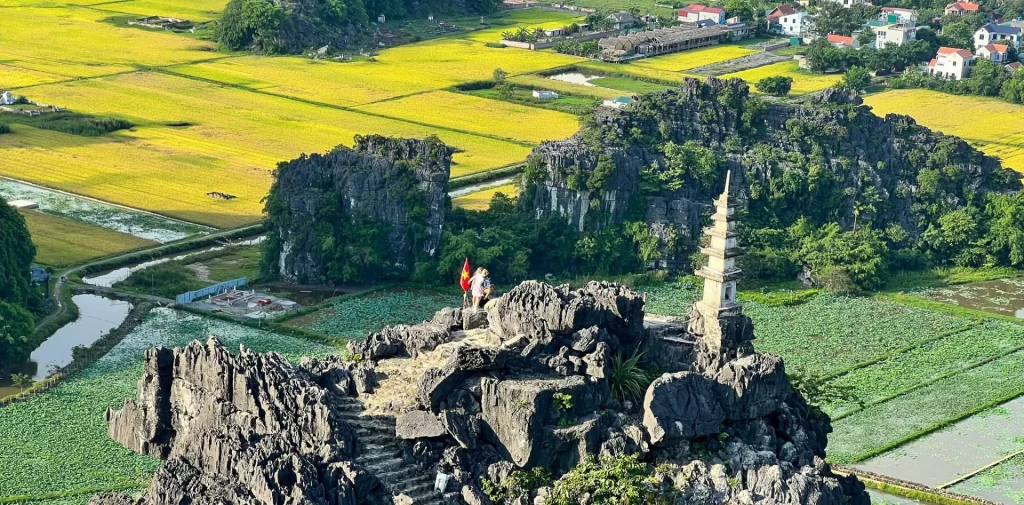 Vistas panorámicas desde el mirador de Mua Caves en Ninh Binh, Vietnam, con campos de arroz, montañas y un paisaje espectacular.