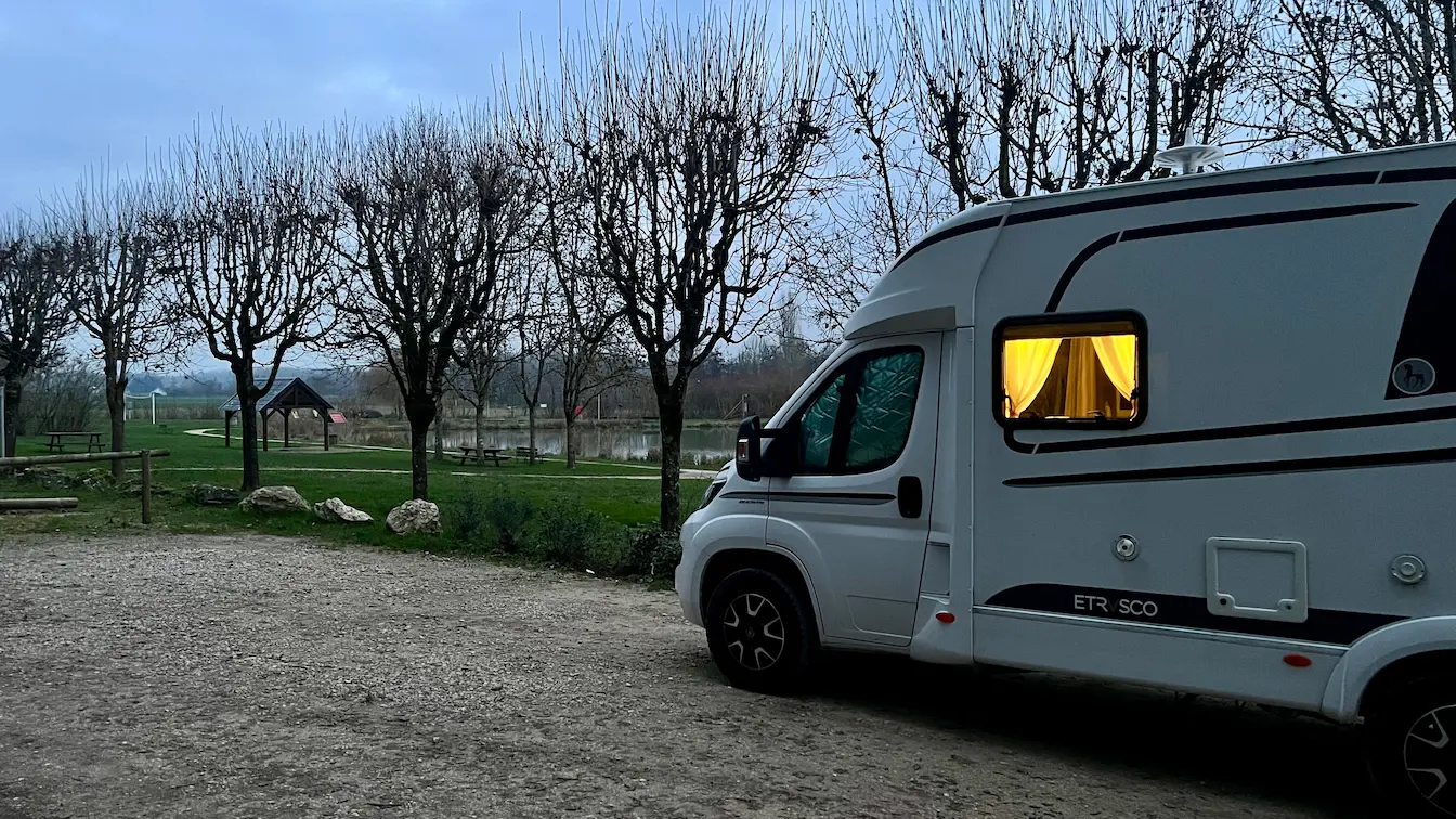 Autocaravana aparcada en el área gratuita de Chouzy-sur-Cisse, junto al río Loira, Francia, durante el atardecer.