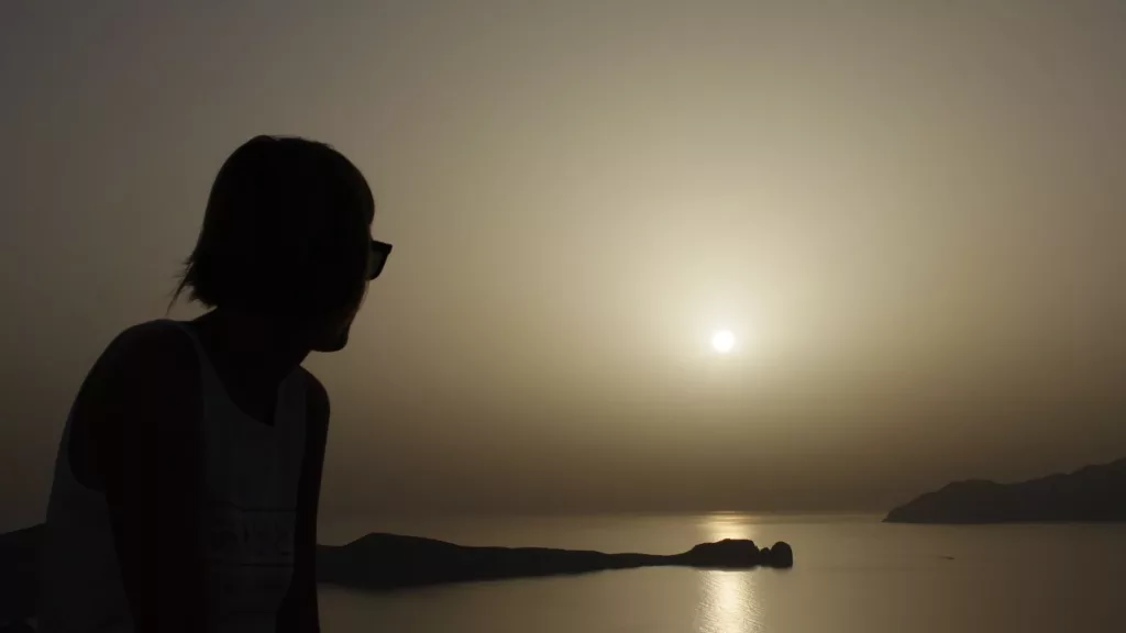 Atardecer en Milos, Grecia, con vista al mar Egeo y las islas cercanas