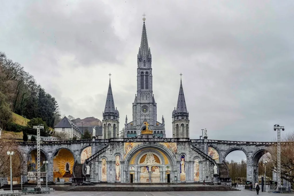 Basílica de Nuestra Señora del Rosario en Lourdes, Francia, vista frontal con su icónica arquitectura gótica