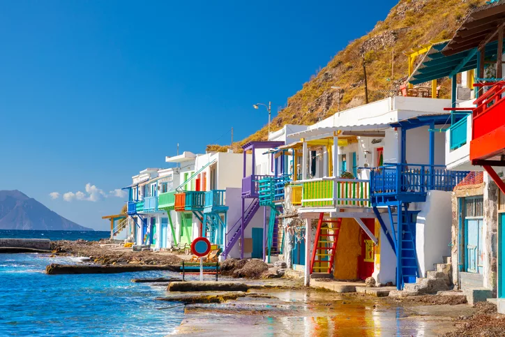 Casas de colores en Syrmata, Milos, Grecia, junto al mar con cielos despejados