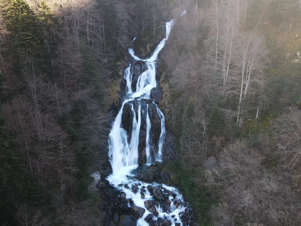 Cascada de Lutour en el Pirineo Francés, rodeada de bosque y naturaleza salvaje