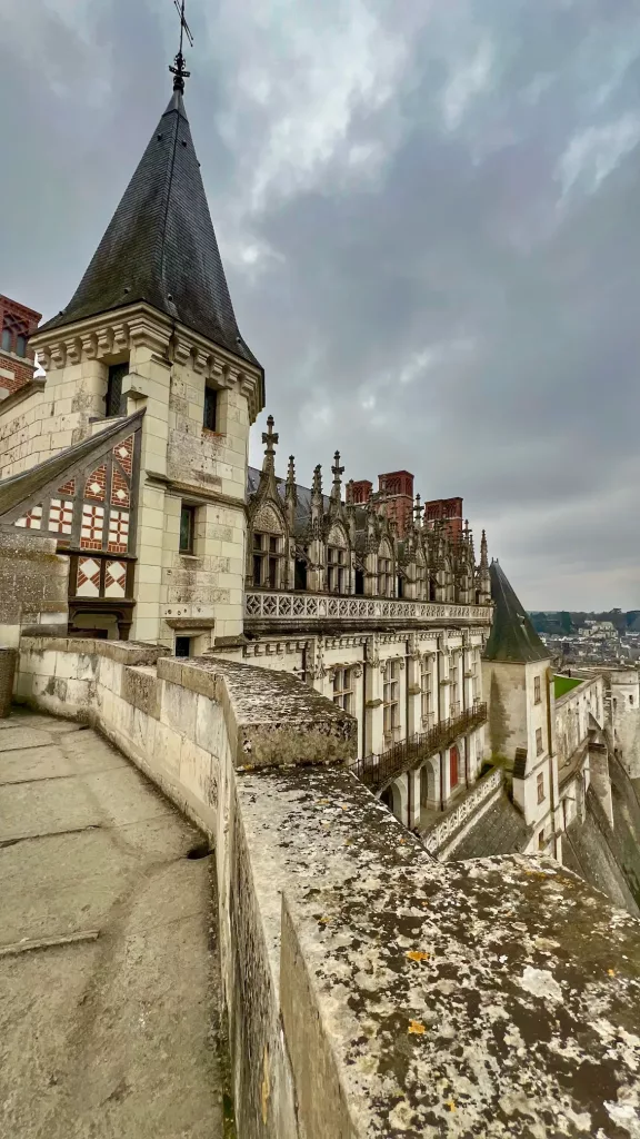 Detalle arquitectónico del castillo de Amboise con su torre y fachada renacentista en el Valle del Loira, Francia.