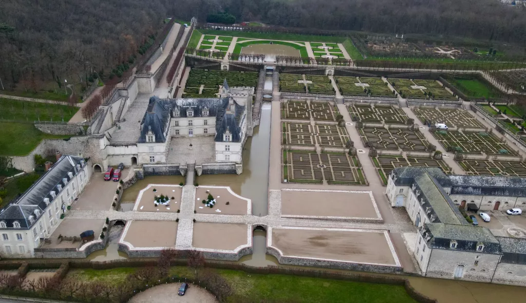 "Vista aérea del castillo de Villandry en el Valle del Loira, Francia, rodeado de sus famosos jardines renacentistas."