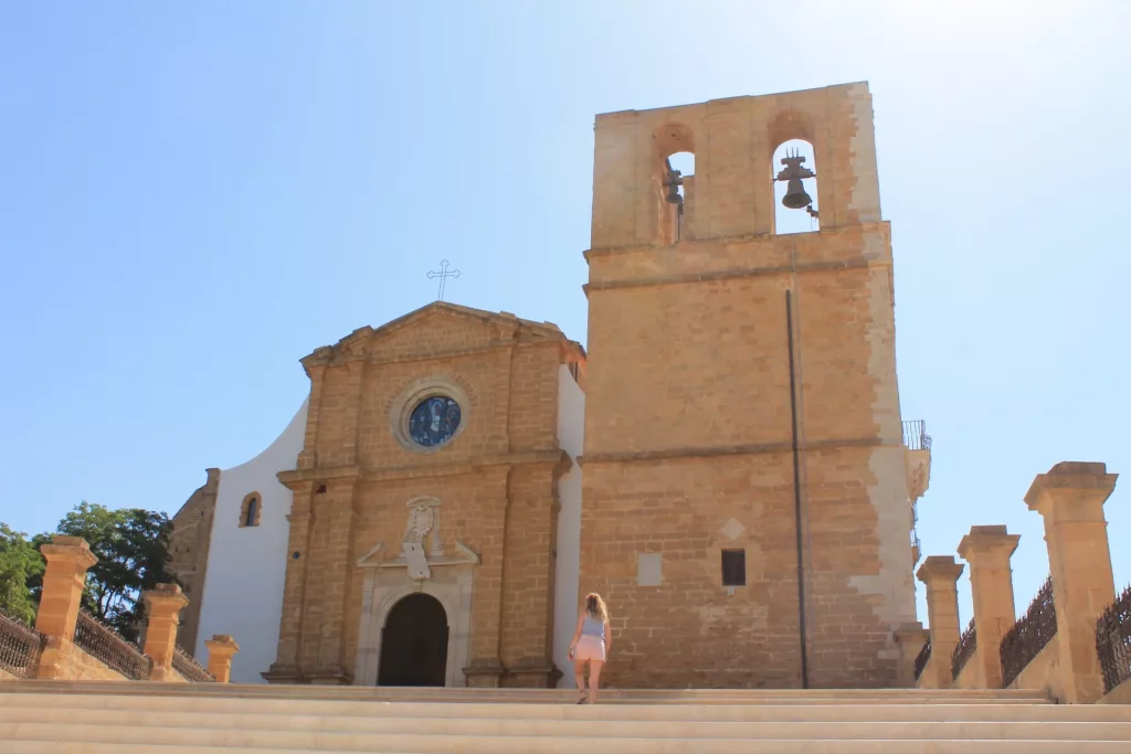 Catedral de San Gerlando en Agrigento, una joya arquitectónica con su torre campanario y escalinata.