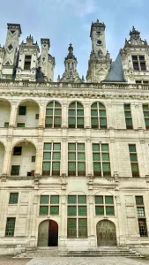 Detalle de la fachada renacentista del Château de Chambord en el Valle del Loira, Francia, con arcos y torres ornamentales.