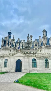 Vista de la fachada principal del Château de Chambord en el Valle del Loira, Francia, con su distintiva arquitectura renacentista y numerosas torres.