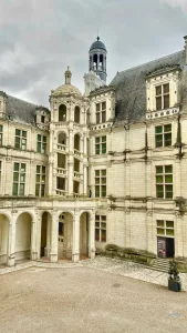 Vista del patio interior del Château de Chambord en el Valle del Loira, Francia, con su escalera central y arcos renacentistas.