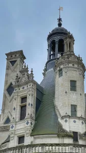 Detalle de la torre y cúpula del Château de Chambord en el Valle del Loira, Francia, con su ornamentada arquitectura renacentista.