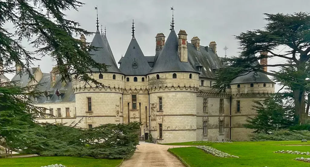 Vista frontal del Château de Chaumont-sur-Loire en el Valle del Loira, Francia, con sus características torres y muros de piedra.