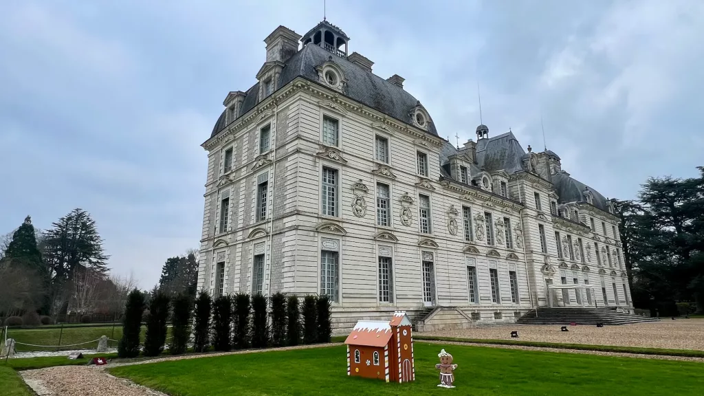 Vista lateral del Château de Cheverny en el Valle del Loira, Francia, con su fachada clásica de piedra blanca.