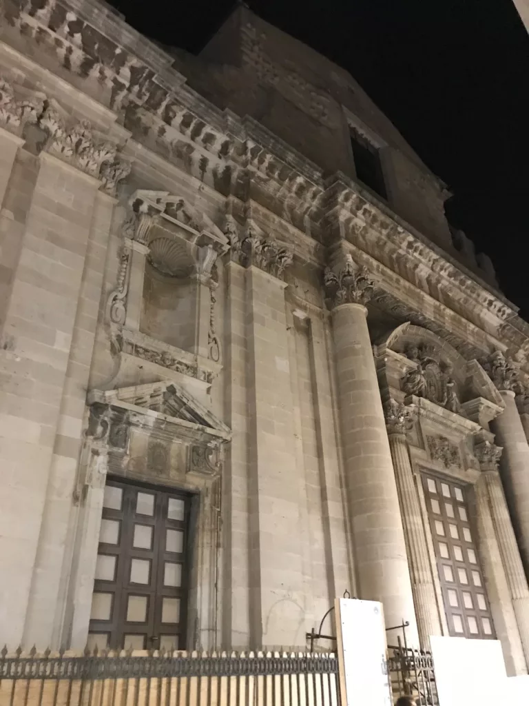 Fachada iluminada de la Chiesa del Collegio dei Gesuiti en Siracusa