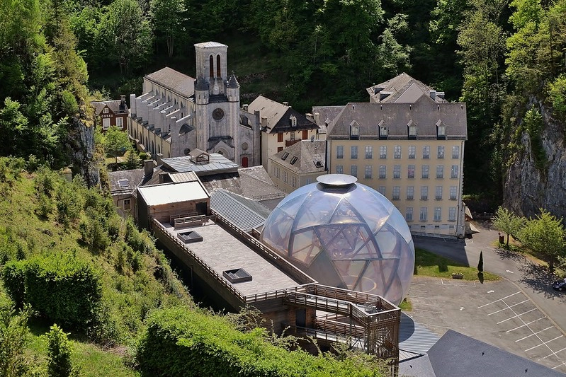Vista panorámica del balneario de Eaux-Bonnes en el Pirineo Francés, con su arquitectura histórica y cúpula moderna