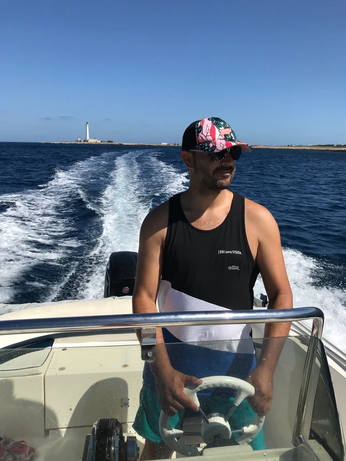 Navegando por las costas de Favignana con el faro al fondo.