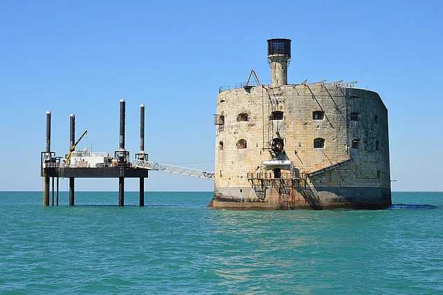 Fort Boyard en medio del océano Atlántico, una histórica fortaleza entre la isla de Oléron y la isla de Aix, Francia.