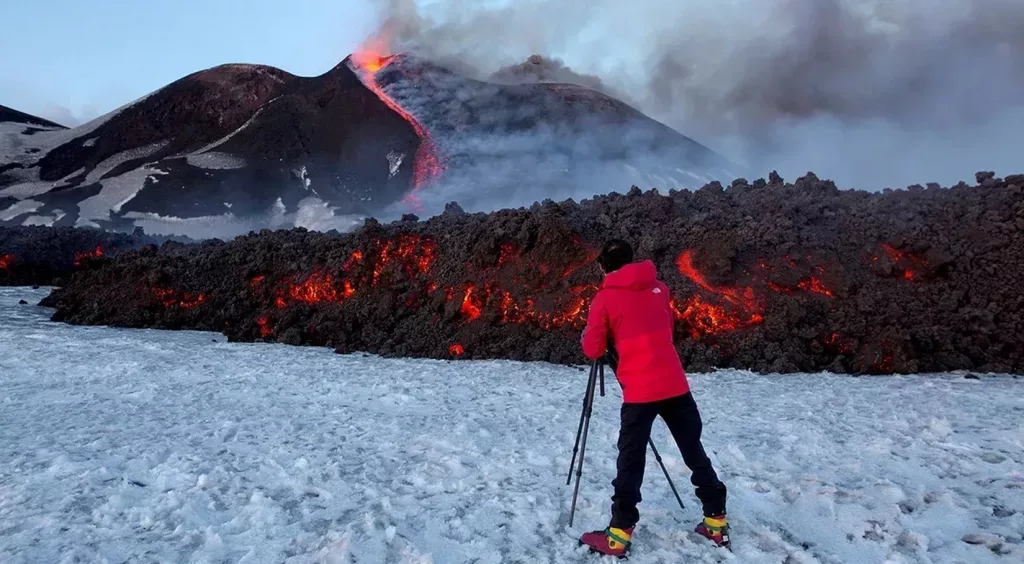 Esquiando junto a la lava del Etna, una aventura extrema en Sicilia.