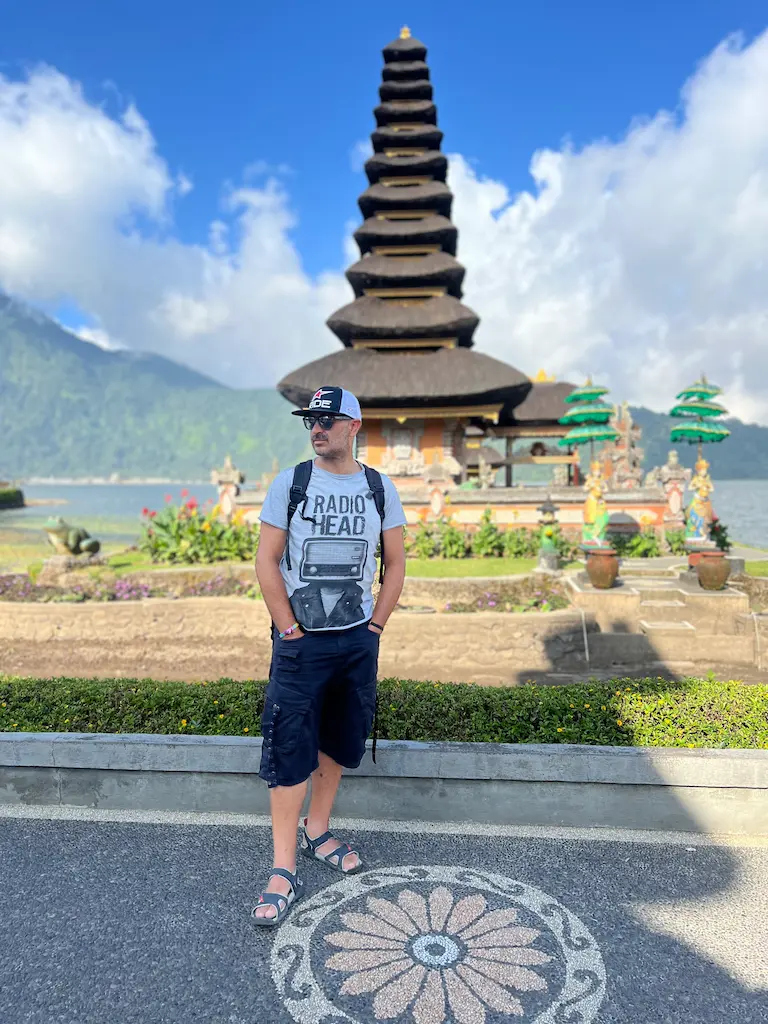 Miguelito de Two On Trip en el templo Ulun Danu Bratan, un icono de Bali