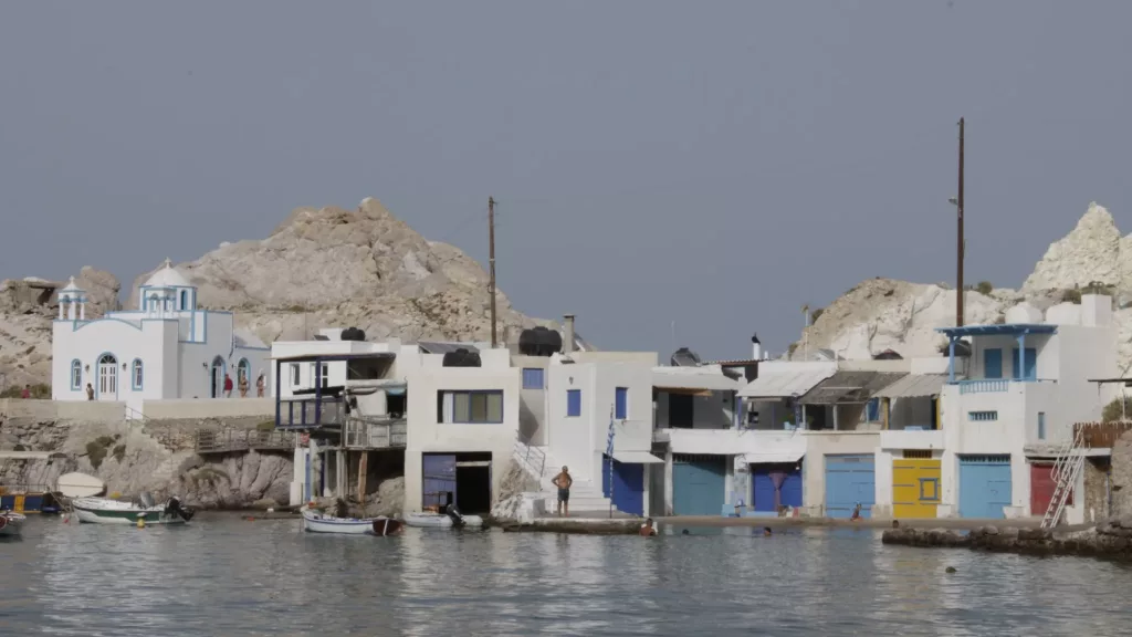 Casas tradicionales de pescadores en Milos con puertas de colores frente al mar