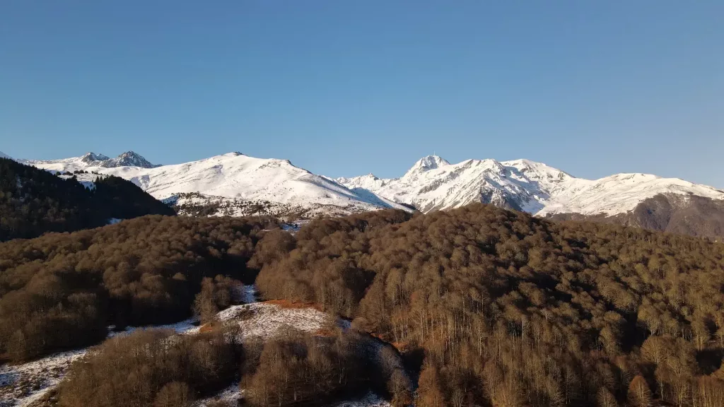 Vista panorámica del Pic du Midi de Bigorre desde el área de autocaravanas Welcome IV Véziaux en el Pirineo Francés