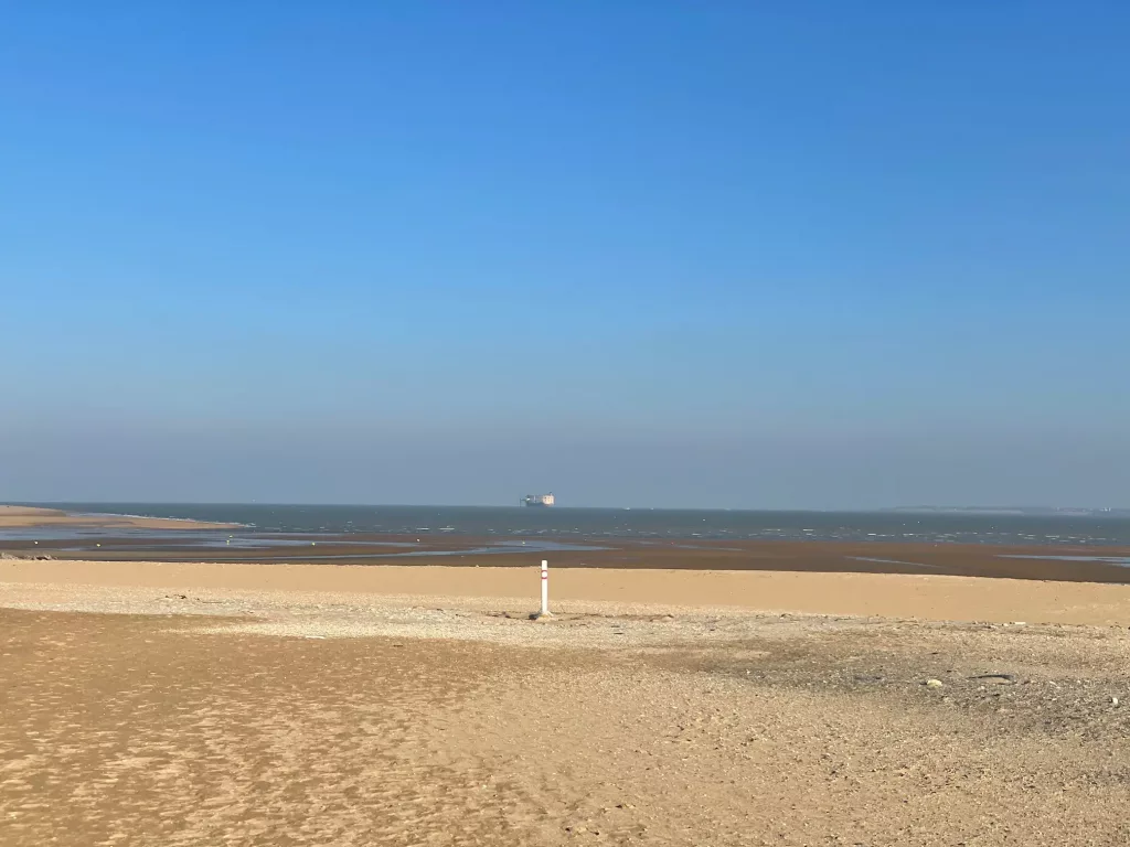 Playa de Boyardville en la isla de Oléron, Francia, con vistas a Fort Boyard en el océano Atlántico.
