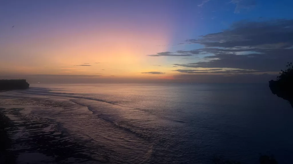 Puesta de sol desde el acantilado de Balangan, Bali, con el océano iluminado por los últimos rayos de sol.