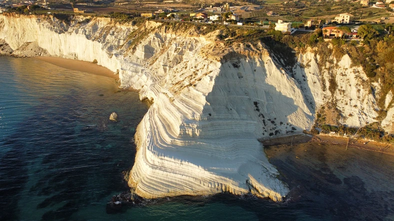 Scala dei Turchi, los impresionantes acantilados blancos de Agrigento bañados por el mar Mediterráneo.