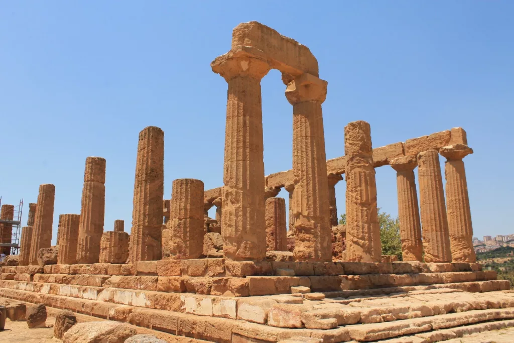 Templo de Hércules en el Valle de los Templos, con columnas en ruinas de estilo dórico.