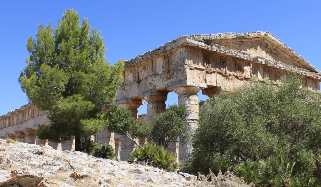 Templo de Segesta rodeado de vegetación y con su arquitectura dórica bien conservada.