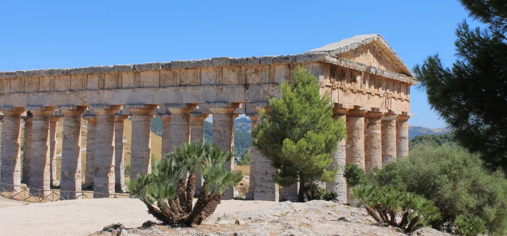 Templo de Segesta en Sicilia, rodeado de naturaleza y con su impresionante estructura dórica.