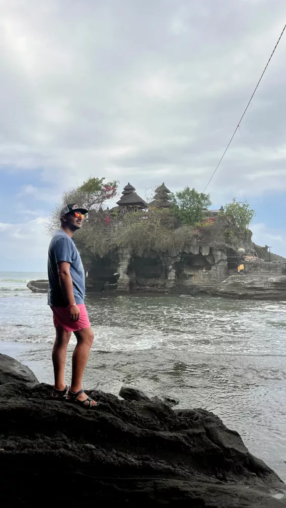 Miguelito en el Templo de Tanah Lot, Bali, con el océano de fondo