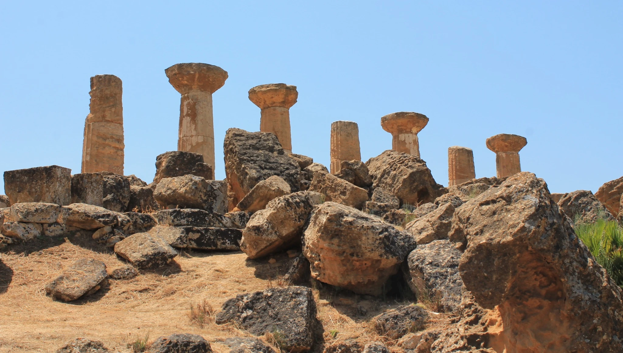 Columnas en ruinas del Valle de los Templos, rodeadas de rocas y restos arqueológicos.
