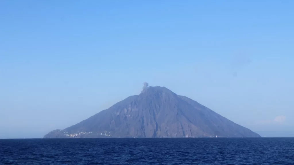 El volcán Stromboli lanzando humo sobre el mar Tirreno, un espectáculo natural increíble.