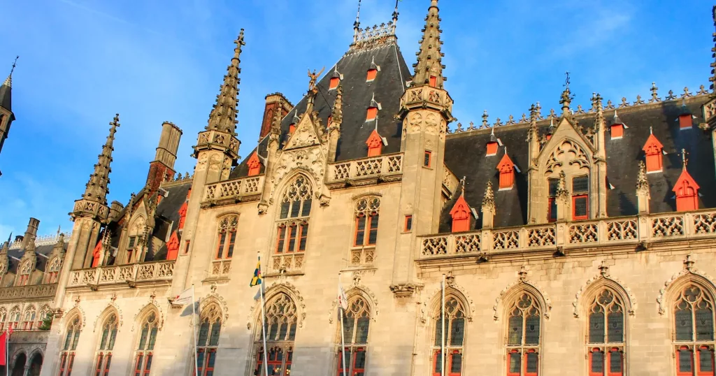 Fachada del Ayuntamiento de Brujas con su arquitectura gótica flamígera.