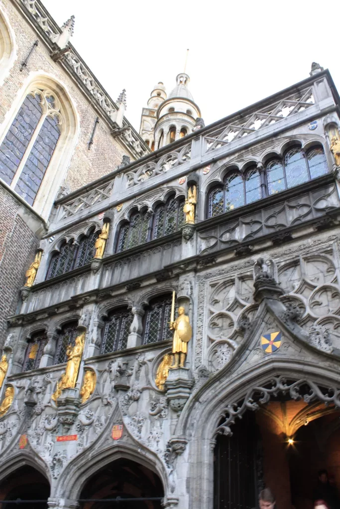 Fachada de la Basílica de la Santa Sangre en Brujas, Bélgica.