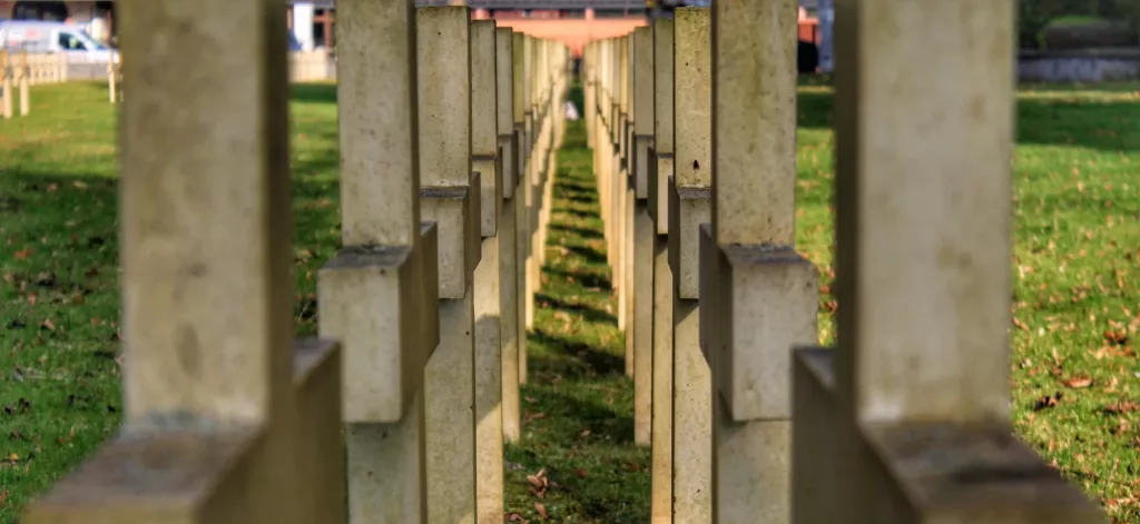 Cruces alineadas en el cementerio militar de la Ciudadela de Dinant.