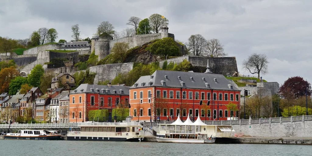 Vista de la Ciudadela de Namur y el Parlamento de Valonia junto al río Mosa.
