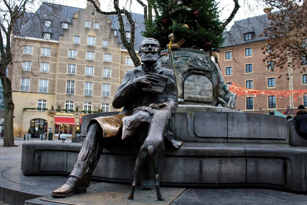 Estatua de Charles Buls en Bruselas con su perro a los pies.