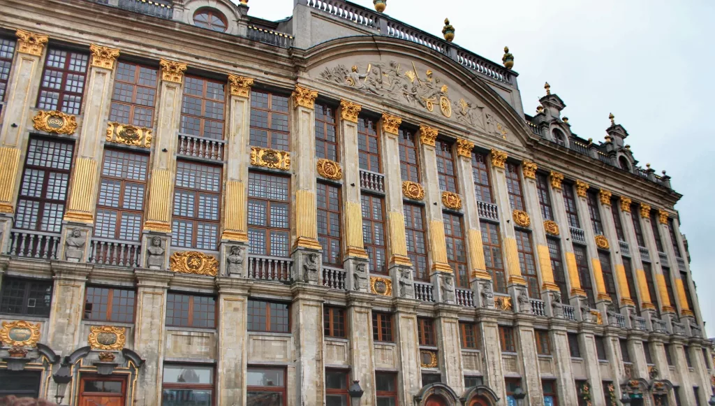 Fachada dorada de la Casa del Rey de España en la Grand Place de Bruselas.