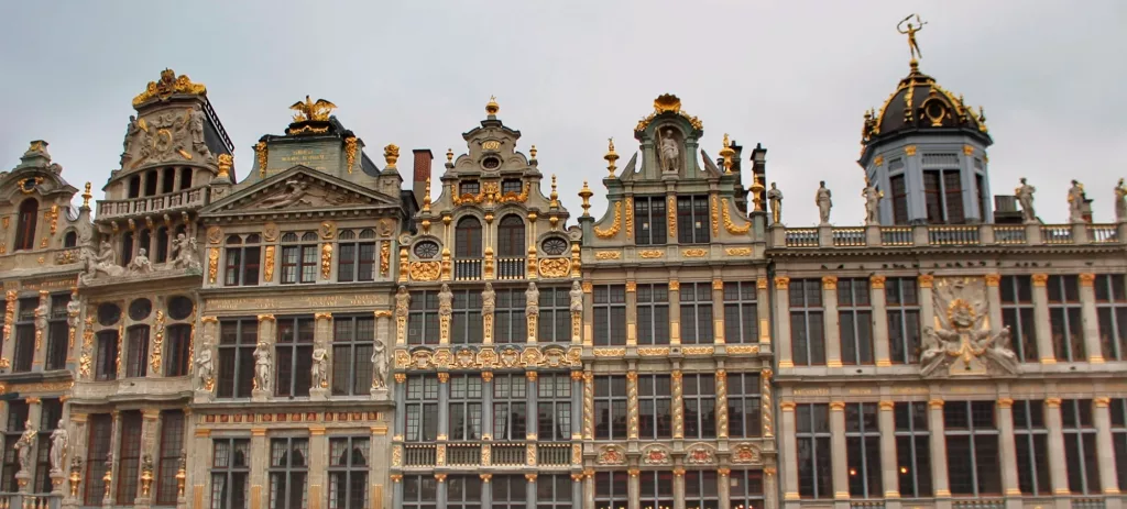 Fachadas doradas en la Grand Place de Bruselas, Bélgica.