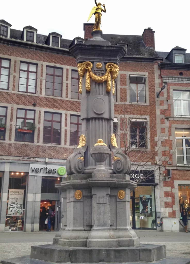 Columna con ángel dorado en la Place de l'Ange de Namur, Bélgica.