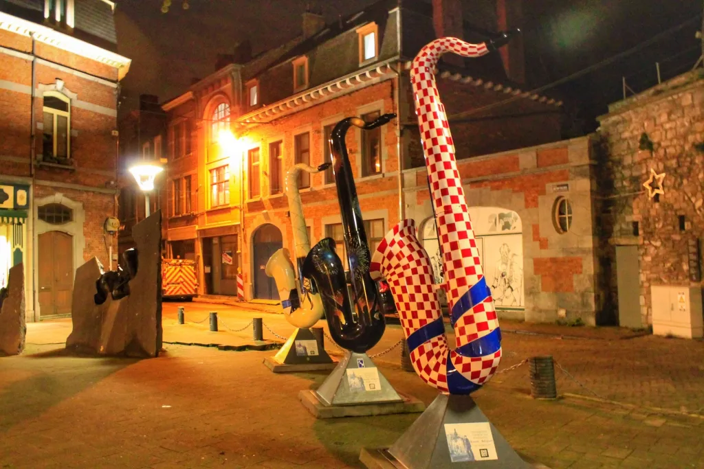 Esculturas de saxofones iluminadas en las calles de Dinant, Bélgica.
